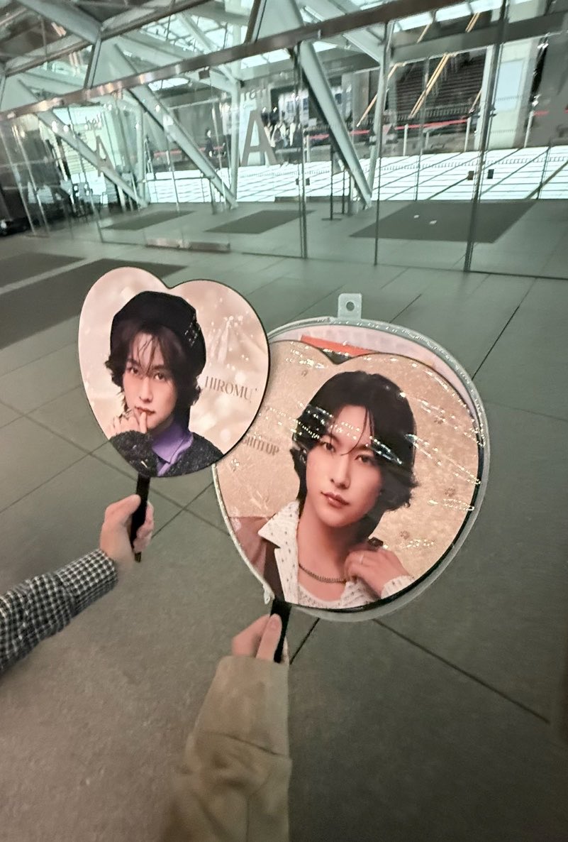 hanafuda_love's tweet photo. 終演後に門田激くんに久しぶりに会えた😭❤️
7月の横アリの時にもお写真撮らせてもらったの覚えてくれてたの嬉しすぎた😢❤️
あの時より更にカッコ良さ増してたような🤭
今日もありがとうございました🤗
#ROIROM_LIGHTITUP2026 https://t.co/PsNSL3aULX