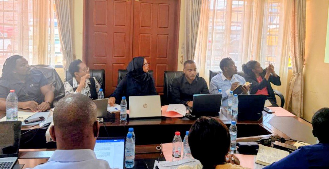 CmrZoonoses's tweet photo. Le Programme Zoonoses, plateforme Une Seule Santé, a reçu ce 22 octobre 2026, la visite de la 3ᵉ cohorte d’Africa CDC PHEM Fellowship pour un partage d’expériences et un apprentissage auprès de la plateforme sur la mise en œuvre de l’approche «Une Seule Santé» au Cameroun https://t.co/3lnIvXVjPR