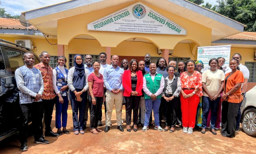 CmrZoonoses's tweet photo. Le Programme Zoonoses, plateforme Une Seule Santé, a reçu ce 22 octobre 2026, la visite de la 3ᵉ cohorte d’Africa CDC PHEM Fellowship pour un partage d’expériences et un apprentissage auprès de la plateforme sur la mise en œuvre de l’approche «Une Seule Santé» au Cameroun https://t.co/3lnIvXVjPR
