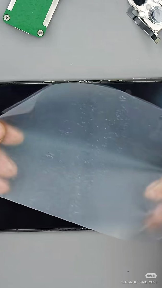 VerdeSelvans's tweet photo. Apparently, this is what the iPhone Duo’s Nano Texture film looks like when removed. https://t.co/Bq8bKL40jb