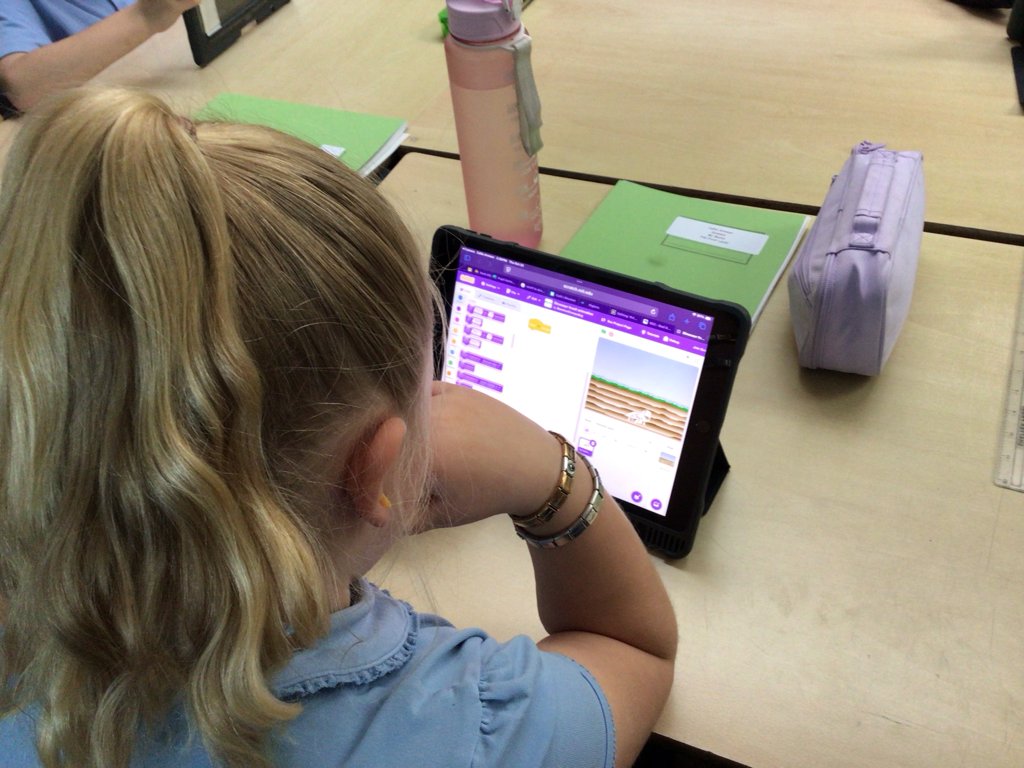 StBernardsPS's tweet photo. 🦖💻 P4a combined their dinosaur learning with coding for #CodeWeek2026! Using @scratch , pupils programmed animations to show how fossils form, developing their sequencing, problem-solving and debugging skills along the way! 🎮@CodeWeekEU @DL_for_All https://t.co/HP9pxbfGGN