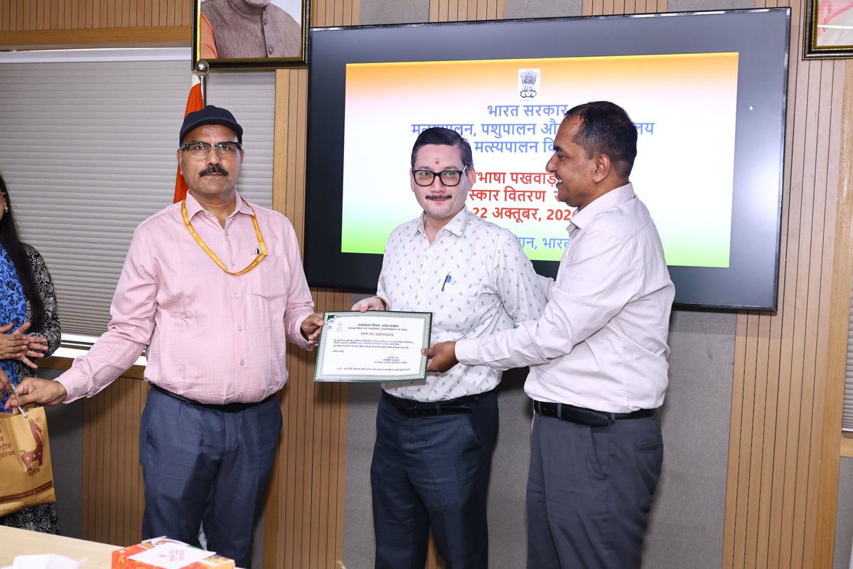 FisheriesGoI's tweet photo. राजभाषा पखवाड़ा २०२६ के उपलक्ष्य में आज मत्स्य पालन विभाग, भारत सरकार द्वारा चंद्रलोक भवन, नई दिल्ली में पुरस्कार वितरण समारोह का आयोजन किया गया।

इस अवसर पर विभाग में आयोजित विभिन्न हिंदी प्रतियोगिताओं के विजेताओं को सम्मानित किया गया। https://t.co/AT5iAuwNnV