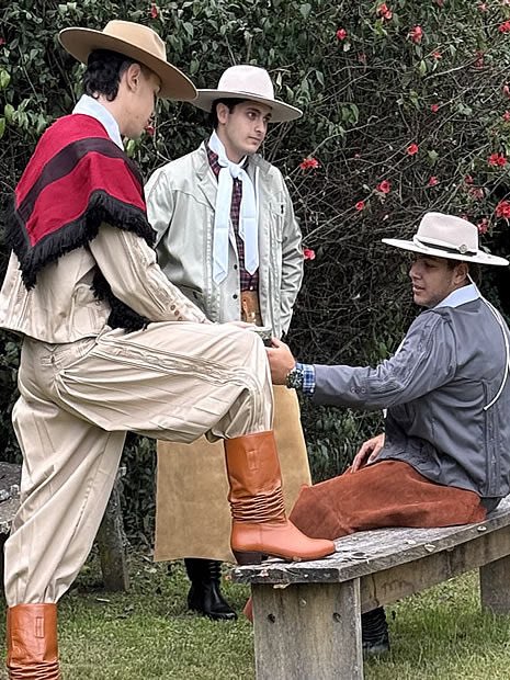 thepiIogue's tweet photo. otra mas para taparle el ojete lleno de hemorroides taehyung se vistió toda la noche con prendas de gaucho, el sastrero blanco con el pañuelo colgando y el poncho cruzado. les va a doler toda la vida a estas reventadas https://t.co/Xdv1LbBYYt