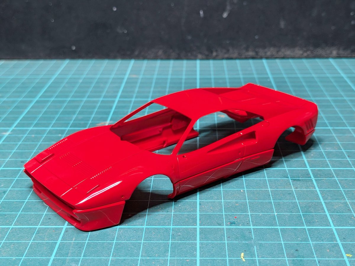 hisayos05377032's tweet photo. 楽プラ288GTO-2　ボディの塗装
ボディ各部にルーバーがあるためモールドがタルくならない様今回はサフなしでいきなりピンクで下塗り
乾燥したらクレオスのスーパーイタリアンレッドでサクッと赤くなりました
色ムラ防止で軽く組��のも楽プラは簡単です
#アオシマ
#アオシマアンバサダー
#ガンプラジオ https://t.co/hHW99oNXxE