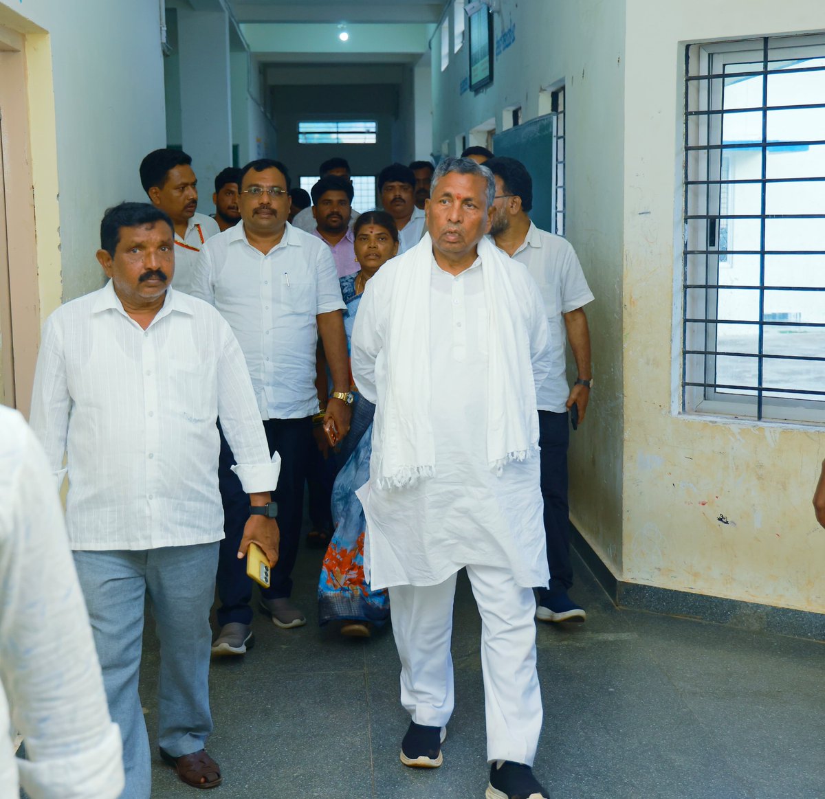 SWDGoK's tweet photo. ಮೊರಾರ್ಜಿ ದೇಸಾಯಿ ವಸತಿ ಶಾಲೆಗೆ ಭೇಟಿ – ಪರಿಶೀಲನೆ

ಚಾಮರಾಜನಗರ ಜಿಲ್ಲೆಯ ಗುಂಡ್ಲುಪೇಟೆ ತಾಲೂಕಿನ ಮೇಲುಕಾಮನಹಳ್ಳಿ ಗ್ರಾಮದ ಮೊರಾರ್ಜಿ ದೇಸಾಯಿ ವಸತಿ ಶಾಲೆಗೆ ಮಾನ್ಯ ಸಮಾಜ ಕಲ್ಯಾಣ ಸಚಿವರಾದ ಶ್ರೀ ಕೆ. ಹೆಚ್. ಮುನಿಯಪ್ಪ ಅವರು ಭೇಟಿ ನೀಡಿ, ಶಾಲೆಯ ಆವರಣ ಹಾಗೂ ಲಭ್ಯವಿರುವ ಮೂಲಸೌಕರ್ಯಗಳನ್ನು ಪರಿಶೀಲಿಸಿದರು.
#SocialWelfareDepartment https://t.co/2m13N5GwSj