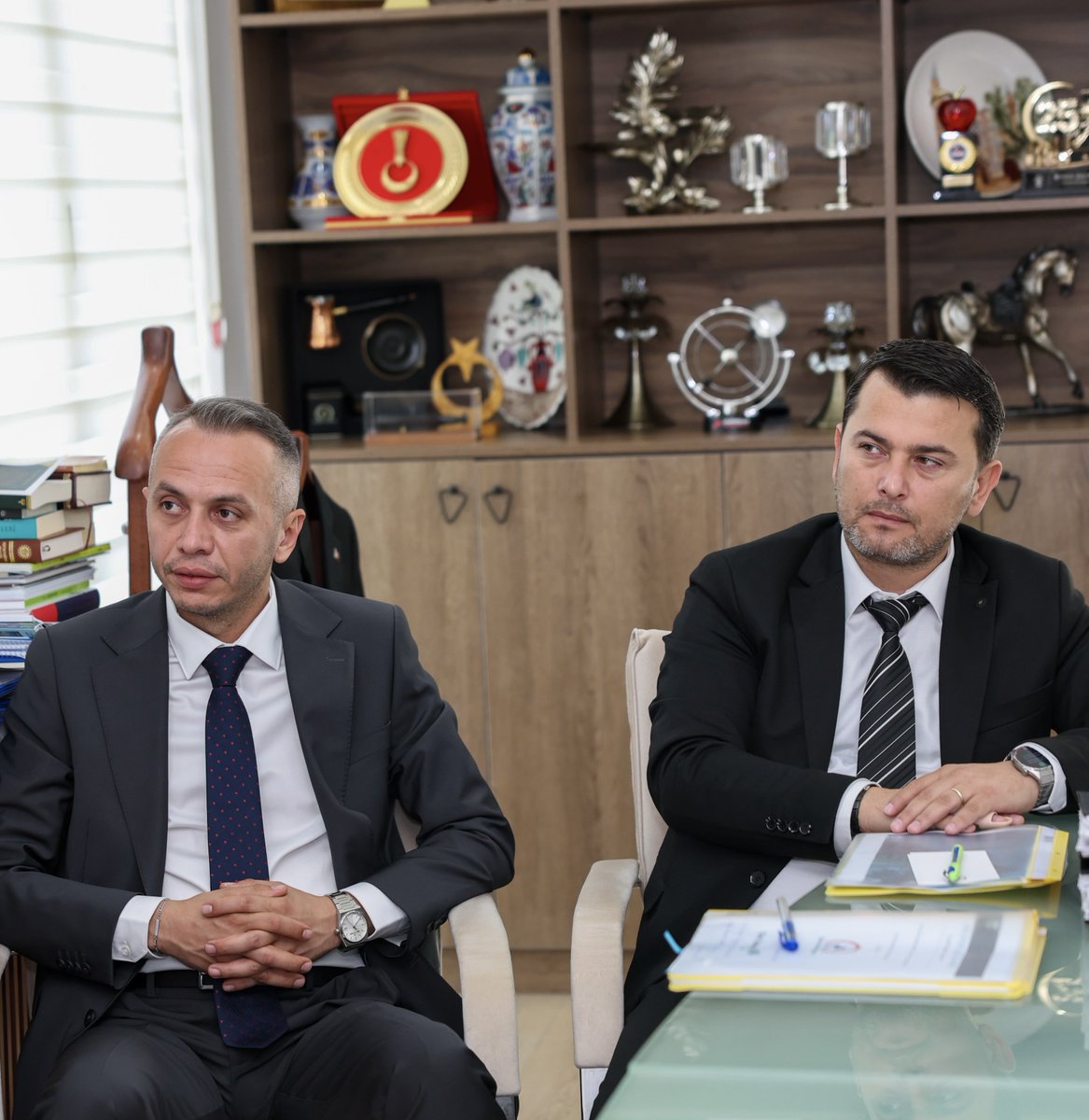 Dr_Faruk_Ozlu's tweet photo. Benim değerli hemşehrilerim, hizmetlerin en kalitelisini ve en güzelini her zaman hak eder.

Bana gelen talebi hiçbir zaman 'bu benim işim değil' diyerek görmezden gelmedim, gelemem. Bizim bu şehre vefamız, sevgimiz ve sözümüz var.

Bu kapsamda bir araya geldiğimiz Türk Telekom yetkileri ile şehrimizde planlanan yatırımları istişare ettik, iş birliği halinde çalışacağımızı ilettik. Kendilerine teşekkür ediyor, çalışmalarında başarılar diliyorum.