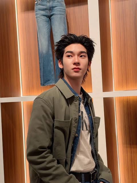 Emel74132637's tweet photo. เปิดแผงความฮอต! แคมเปญนี้ CK ทำถึงเกินไปไหมคะ ตี้ลุคนี้คือดาเมจรุนแรงทะลุปรอทสุดๆ ร้อนแรงกว่าแดดประเทศไทยก็ผู้ชายคนนี้แหละค่ะ มัมหมีเตรียมเลือดกำเดาไหลหมดตัวแล้ว! #CalvinKleinxTeeTee ⋆ #twnpich https://t.co/ODwYQkBId4
