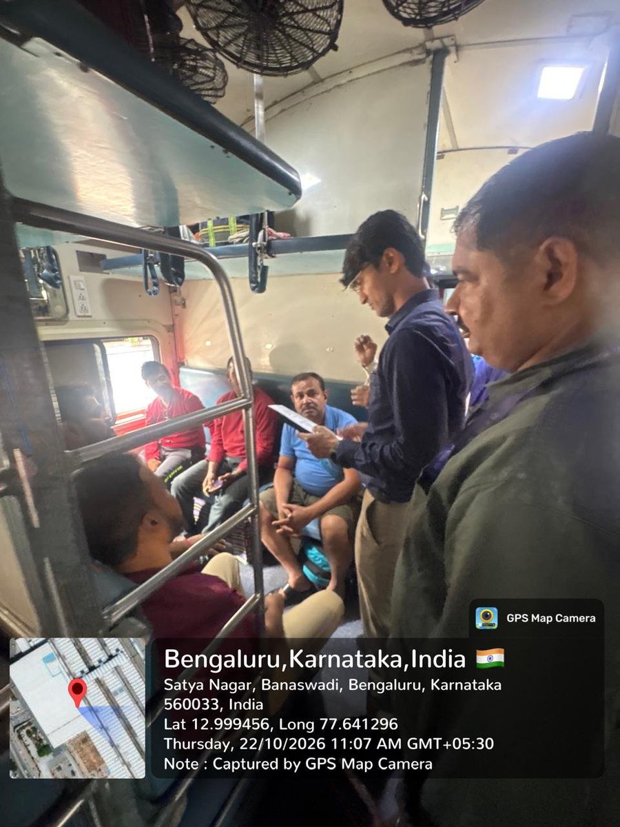 drmsbc's tweet photo. Rail Jan Samvaad was conducted at SMVT Bengaluru Railway Station in the presence of Sr. DEE/TRO/SBC. Feedback and suggestions from passengers on station cleanliness and passenger amenities were collected. 
#SepecialCampaign6 https://t.co/MIOiV6NWNH