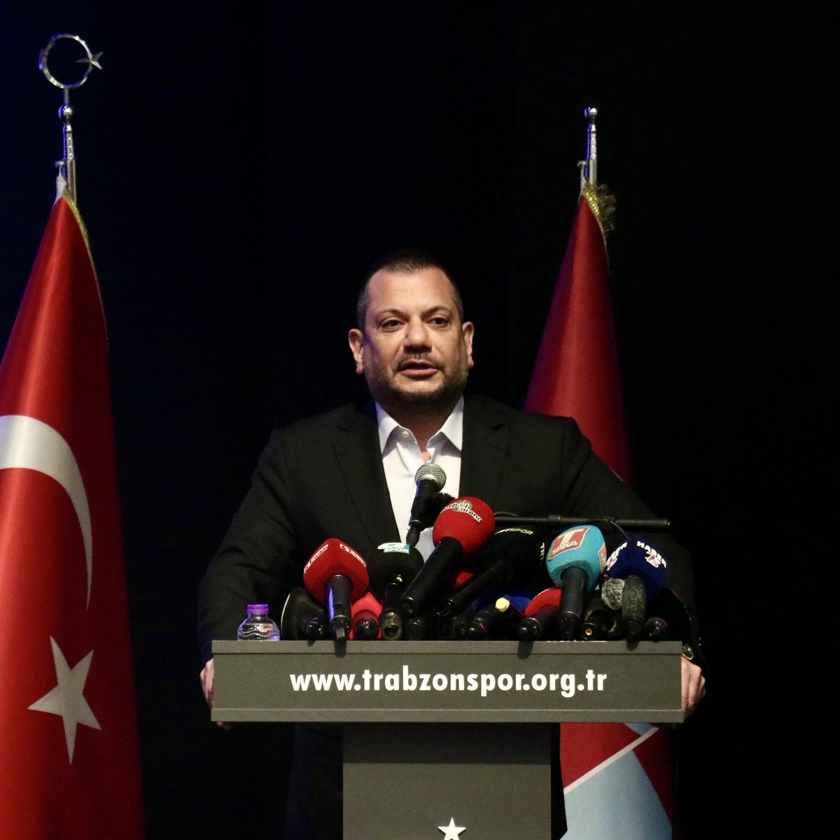 tskulis61's tweet photo. Ertuğrul Doğan: "Taraftarımızın aklında bir şey kalmasın. İlk geldiğimiz zaman ekonomi kaynaklı içimizden geçen transferleri yapamadık. Trabzonspor'un hem ligde hem de Avrupa'da zirve yarışında olabilmesi için devre arasında hocamızdan gelen ter türlü talebi yerine getireceğiz. Kim gerekiyorsa onu alacağız. Hocamızın istediği tüm oyunculara talip olup tüm şartları zorlayacağız. Ekonomik olarak daha rahatız. Tedirgin değiliz."