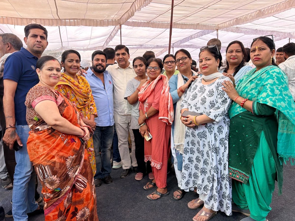 vijayvichar1's tweet photo. आज श्याम नगर में माननीय गृह मंत्री जी के कर-कमलों द्वारा ₹8,941 करोड़ से अधिक की लागत वाली 43 परियोजनाओं का उद्घाटन एवं शिलान्यास हुआ। इन परियोजनाओं के तहत नए सीवेज ट्रीटमेंट प्लांट बनेंगे, पुराने प्लांट की क्षमता बढ़ेगी, सीवर नेटवर्क का विस्तार होगा और जल निकासी की व्यवस्था सुधरेगी। इससे यमुना में गंदे पानी को जाने से रोकने में बड़ी मदद मिलेगी।

हमने संकल्प लिया है कि माँ यमुना को स्वच्छ बनाकर ही रहेंगे। यह दिल्लीवासियों से हमारा वादा है और आने वाली पीढ़ियों के प्रति हमारी जिम्मेदारी भी। आदरणीय प्रधानमंत्री श्री Narendra Modi जी के मार्गदर्शन और माननीय गृह मंत्री जी के निरंतर सहयोग से हम इस संकल्प को पूरा करने के लिए पूरी प्रतिबद्धता से काम कर रहे हैं।

इस अवसर पर माननीय उपराज्यपाल श्री तरनजीत सिंह संधू जी, दिल्ली भाजपा प्रदेश अध्यक्ष एवं केंद्रीय राज्य मंत्री श्री हर्ष मल्होत्रा जी, सांसदगण, मंत्रीगण, विधायकगण एवं अन्य गणमान्यजन उपस्थित रहे।
मिशन स्वच्छ यमुना को नई गति देने के लिए समस्त दिल्लीवासियों की ओर से माननीय केंद्रीय गृह एवं सहकारिता मंत्री श्री Amit Shah जी का हृदय से आभार।

Taranjit Singh Sandhu
Harsh Malhotra
@yogitasinghbjp @visshnumittalbjp @pavanranarss 

#ViksitDelhi