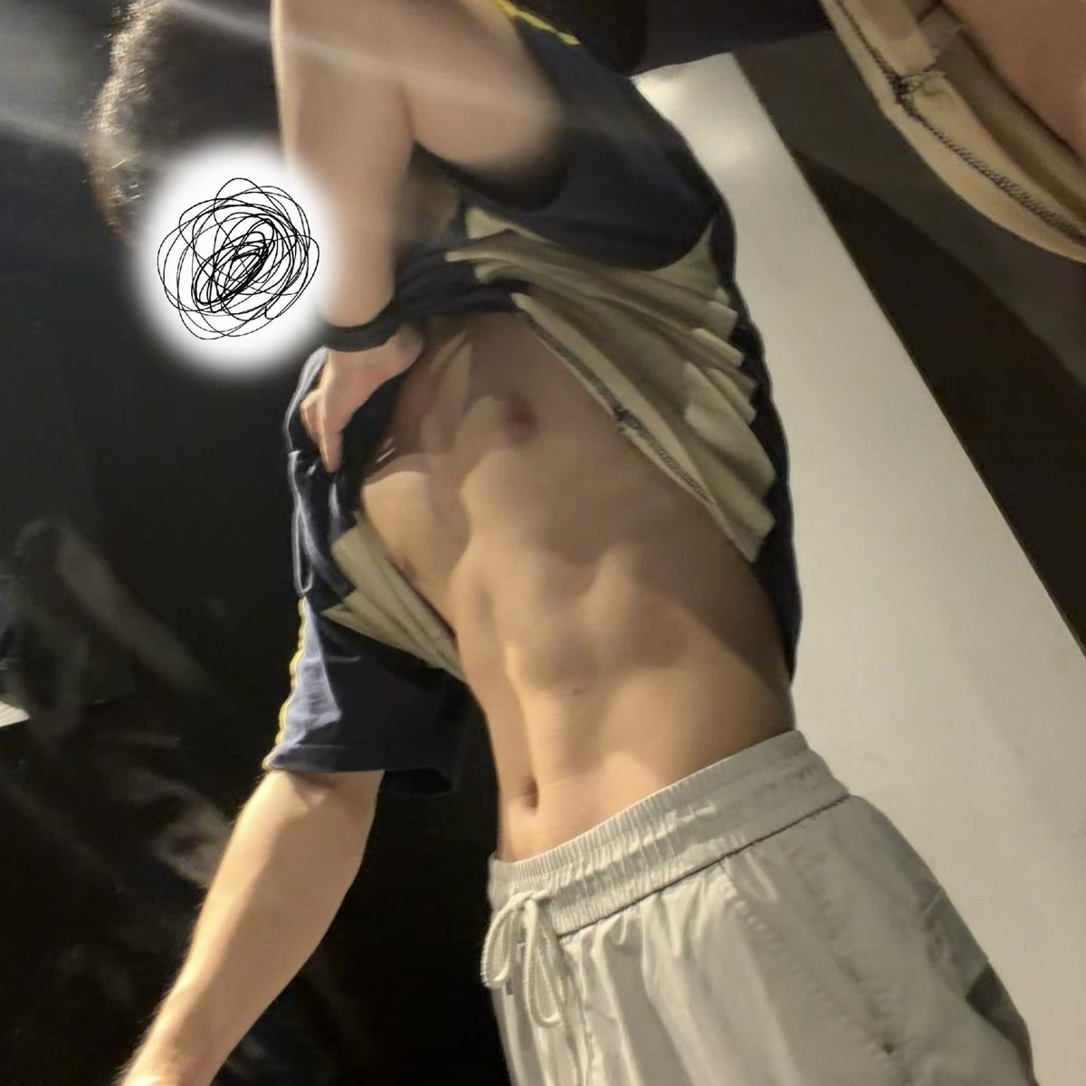 Yuuarr3's tweet photo. 晚上八九点了健身房还是一万个人……不过灯光是真的好呀￼🥰 https://t.co/9HyXnJ6nM6