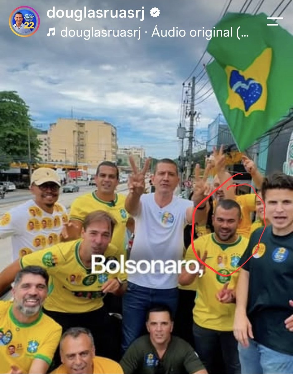 ruben_berta's tweet photo. Uma das minhas funções no jornalismo é jogar luz em personagens que podem passar despercebidos no RJ. Tenho reparado uma presença constante e de destaque de Felipe Pampolha, eleito deputado estadual pelo PP, nos atos de campanha de Flávio Bolsonaro. + https://t.co/B36XqbrvIP