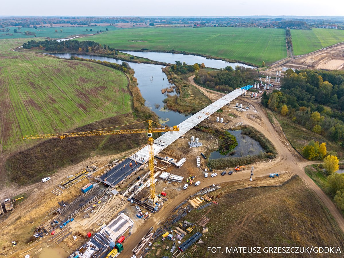 GDDKiA_Szczecin's tweet photo. Konstrukcja północnej nitki estakady w rejonie Wapnicy powstającej w ramach budowy odcinka S10 Suchań-Recz jest gotowa w 50%. Sukcesywnie trwa prefabrykacja i nasuwanie kolejnych segmentów. Jest to najdłuższy budowany obiekt mostowy na całej S10 Stargard-Wałcz. https://t.co/MMsJPGNPYC