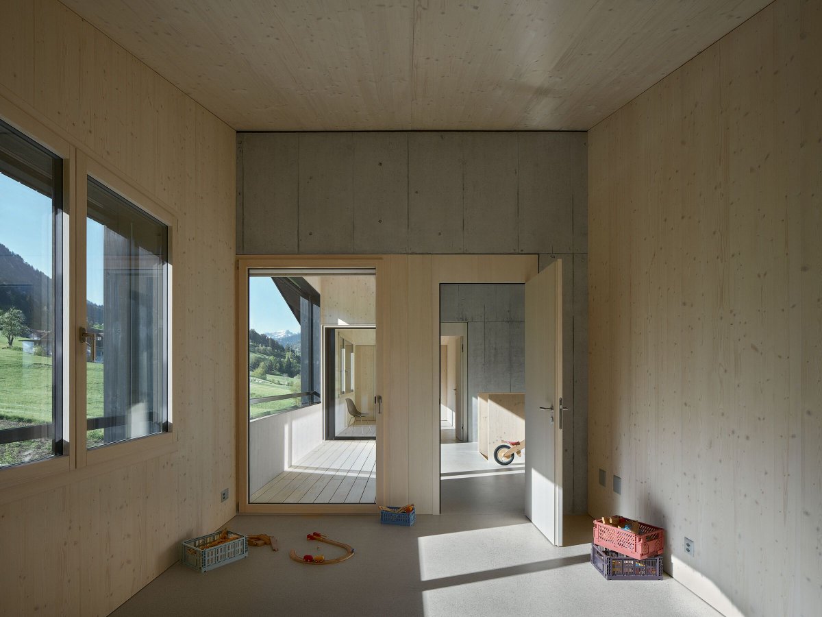 Archello's tweet photo. A concrete base anchors House on Concrete Walls to the sloping terrain of Schüpfheim, Switzerland, while a continuous timber envelope defines its upper volume. 
https://t.co/g9JBv1oZqY 

#TimberArchitecture #HybridConstruction #SustainableDesign https://t.co/2ewWIyK4Rj