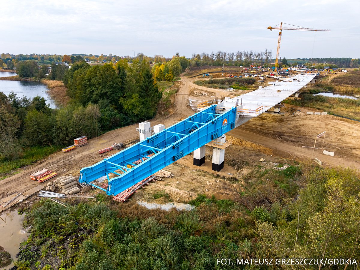 GDDKiA_Szczecin's tweet photo. Konstrukcja północnej nitki estakady w rejonie Wapnicy powstającej w ramach budowy odcinka S10 Suchań-Recz jest gotowa w 50%. Sukcesywnie trwa prefabrykacja i nasuwanie kolejnych segmentów. Jest to najdłuższy budowany obiekt mostowy na całej S10 Stargard-Wałcz. https://t.co/MMsJPGNPYC