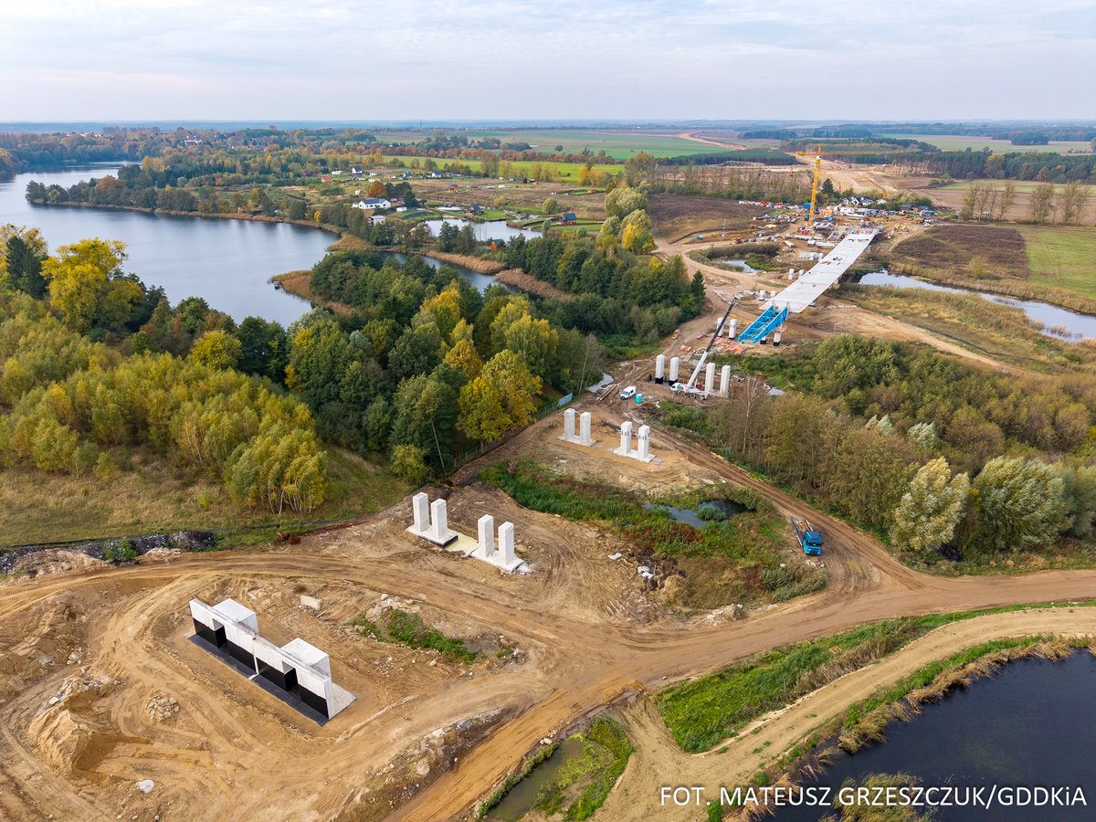 GDDKiA_Szczecin's tweet photo. Konstrukcja północnej nitki estakady w rejonie Wapnicy powstającej w ramach budowy odcinka S10 Suchań-Recz jest gotowa w 50%. Sukcesywnie trwa prefabrykacja i nasuwanie kolejnych segmentów. Jest to najdłuższy budowany obiekt mostowy na całej S10 Stargard-Wałcz. https://t.co/MMsJPGNPYC