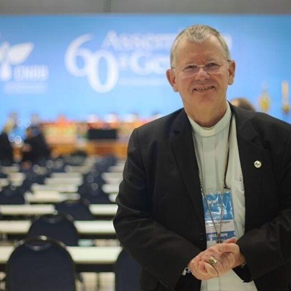 larpstao's tweet photo. 🚨⛪ CNBB LEMBRA QUE CANDIDATO TEM PASSADO

Na reta final entre Lula e Flávio, os bispos pedem que o eleitor avalie a trajetória e as práticas dos presidenciáveis, não só promessas. 

A entidade também condena pressões sobre o voto e defende respeito às urnas. https://t.co/ihneYPi6O3