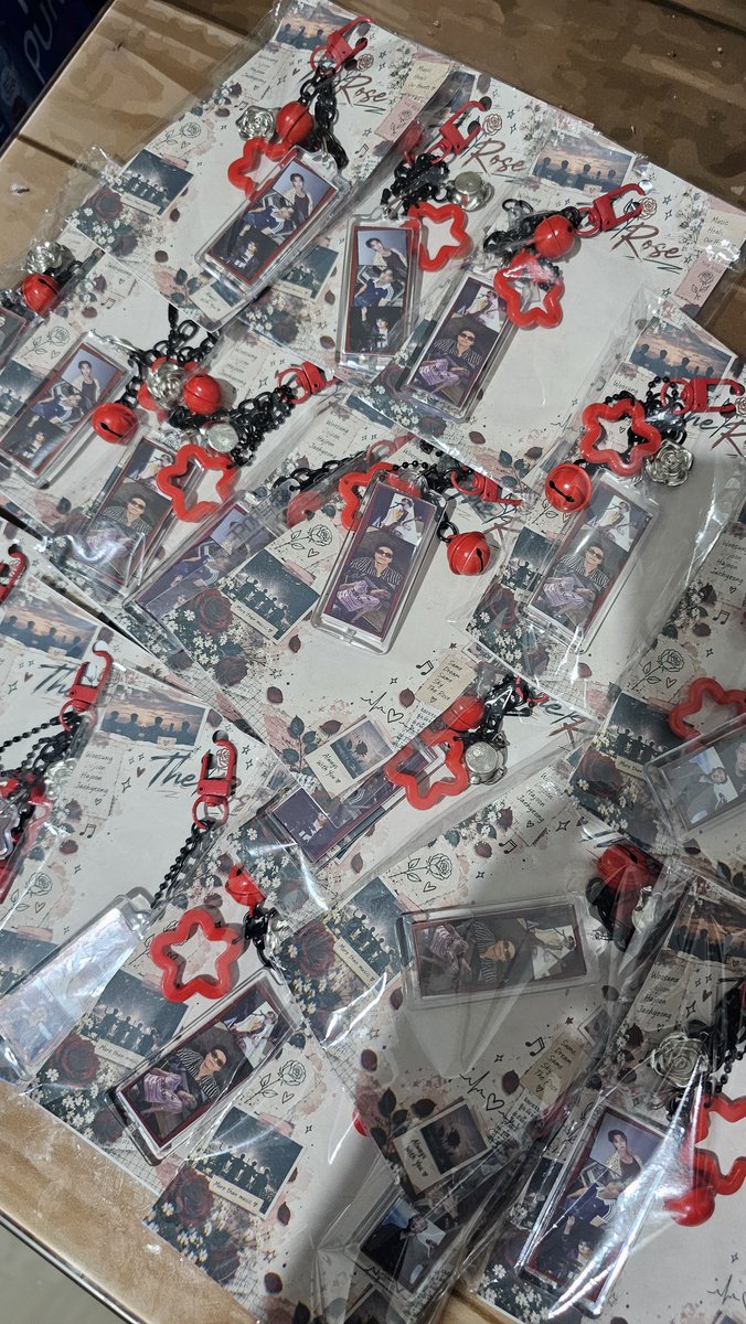 beauprobleme's tweet photo. Freebies for Rosetopia in Jakarta and Kuala Lumpur 🥀

What will You get: 
1 acrylic keychain (random) + 1 sticker vinyl + 1 unofficial photocard 

Find me and say 'Hi' 🤗 See you soon, Blackroses!🌹🤍 

#ROSETOPIAInJakarta #ROSETOPIAInKL https://t.co/02OGUWFECg