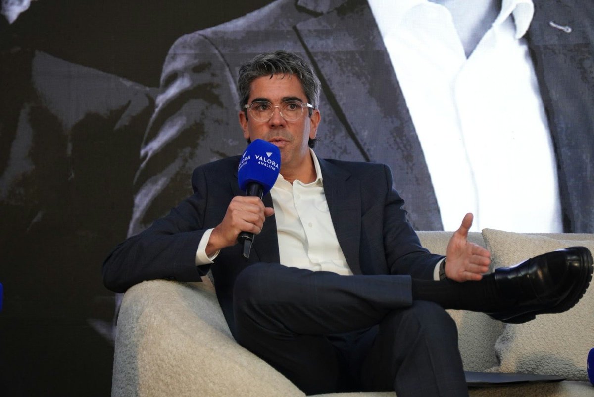 GRUPOSURA's tweet photo. Ricardo Jaramillo Mejía, Presidente de Grupo SURA y uno de los diez líderes con mejor reputación de Colombia, según el ranking Merco Líderes 2026, participó en Leadership Forum 2026, organizado por @ValoraAnalitik en alianza con @somosmerco Empresas y Líderes.

Durante este encuentro, realizado en Bogotá el 21 de octubre, compartió reflexiones sobre cómo afrontar los momentos difíciles y liderar en medio de la incertidumbre.

“En momentos como estos de tanta incertidumbre, de situaciones difíciles, la mejor forma de aterrizarlo es teniendo obviamente la mayor cantidad de información posible, leyendo el entorno, teniendo las capacidades de información y de equipo para que tengamos esa visión del entorno, teniendo una visión íntegra y compleja de toda la situación, pero teniendo la posibilidad de sentarse y pensar, no tomar todas las decisiones a la carrera”.

Ricardo también destacó el papel de los principios empresariales al momento de tomar decisiones: “Los principios no están colgados en una pared simplemente para que alguien pase y los vea ahí, sino para que cuando tengamos esa situación difícil pasemos esa decisión por los principios”.

Una reflexión que invita a entender que los principios cobran verdadero sentido cuando orientan nuestras decisiones, especialmente en los momentos más difíciles: “Esa decisión es transparente, es equitativa con los diferentes grupos de interés, es responsable”.