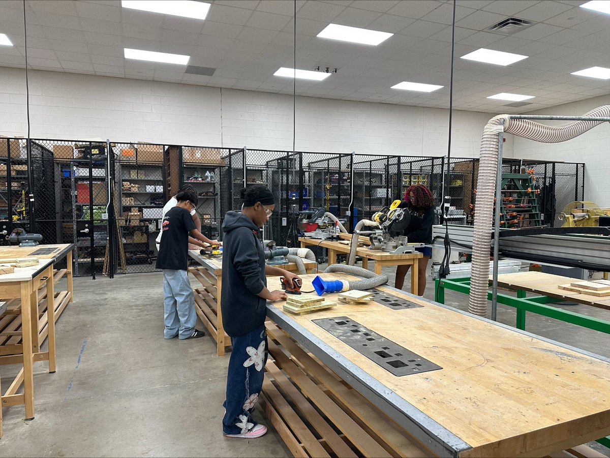 HopperMS's tweet photo. Our Huskies are putting their creativity, problem-solving, and hands-on learning to work in woodworking! 
From measuring and planning to bringing their ideas to life, our students are developing valuable skills one project at a time. #moonshot #WeAreThePACK https://t.co/5ZgCNx2koT
