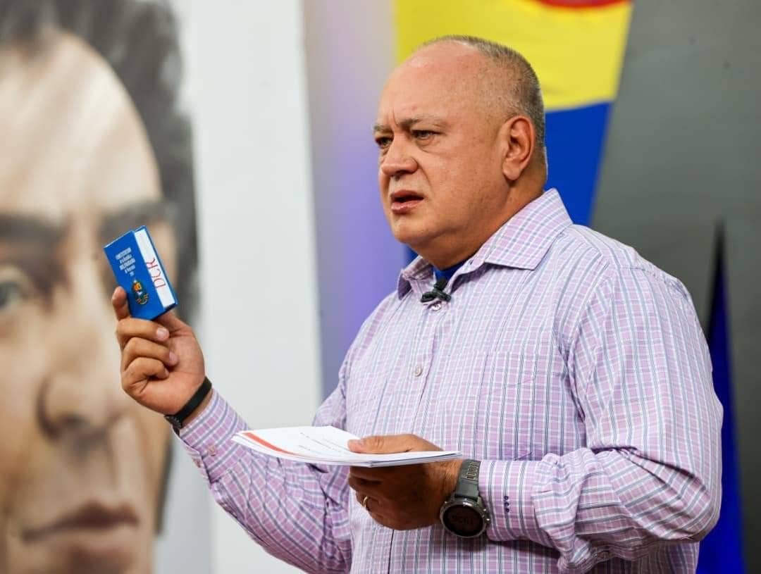 Kleismerpsuv's tweet photo. La democracia verdadera no se consulta cada 5 años en una oficina; se ejerce a diario en la comunidad. Agua, salud, educación y vialidad decididas directamente por la gente.

​El legado del Comandante Chávez vive en el pueblo organizado.

​#ConLaMujerVenezuelaRenace https://t.co/C7k3Sirzoq