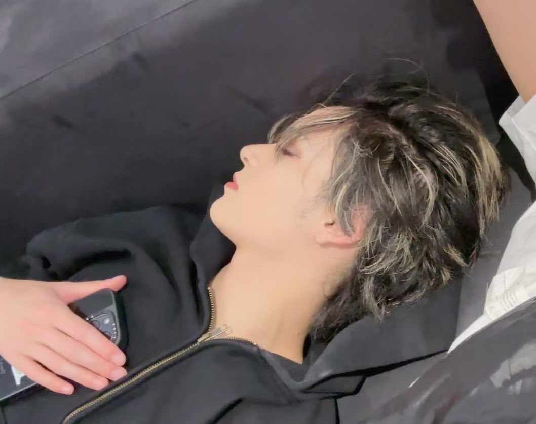 Fushe102603's tweet photo. 我的天呢太美了…就用着这张脸一脸痛苦的躺在地上吗🥺🥺🥺🥺完全是男西施啊…… https://t.co/BxjI5ZFAqH