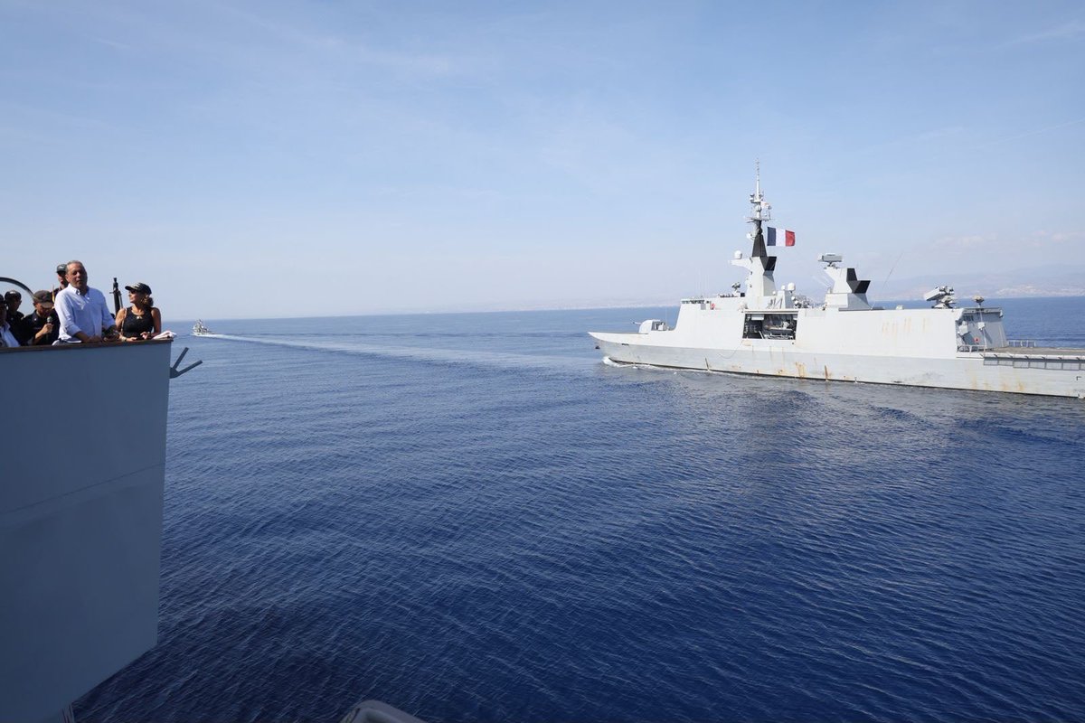 DefenceCyprus's tweet photo. Ο Υπουργός Άμυνας @PalmasVasilis συμμετείχε σήμερα στην Ημέρα Διακεκριμένων Επισκεπτών (DV DAY) της αεροναυτικής άσκησης "ΕΥΝΟΜΙΑ 7-2026".
Στην άσκηση, η οποία διεξήχθη υπό τον γενικό συντονισμό της Ιταλίας, από τις 16 έως τις 22 Οκτωβρίου 2026, συμμετείχαν προσωπικό και μέσα της Εθνικής Φρουράς, του @CyprusJRCC , καθώς και των Ενόπλων Δυνάμεων της Ελλάδας, της Γαλλίας και της Ιταλίας.

Διαβάστε περισσότερα 

https://t.co/VzowyrmFE0