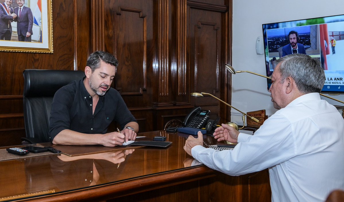 ViceParaguay's tweet photo. El presidente en ejercicio, @AllianaPedro, mantuvo una reunión de trabajo con el ministro de la Secretaría de Emergencia Nacional (SEN), Arsenio Zárate, para evaluar la situación actual de los afectados por las inundaciones.
Durante el encuentro, Alliana dispuso priorizar el apoyo a cada compatriota afectado de manera permanente y sin demoras, reforzando el plan de asistencia integral para garantizar la entrega de alimentos, abrigo y atención médica en las zonas vulnerables.
La prioridad del Gobierno Nacional es acompañar a las familias en todo momento y asegurar una respuesta rápida y planificada ante la emergencia.