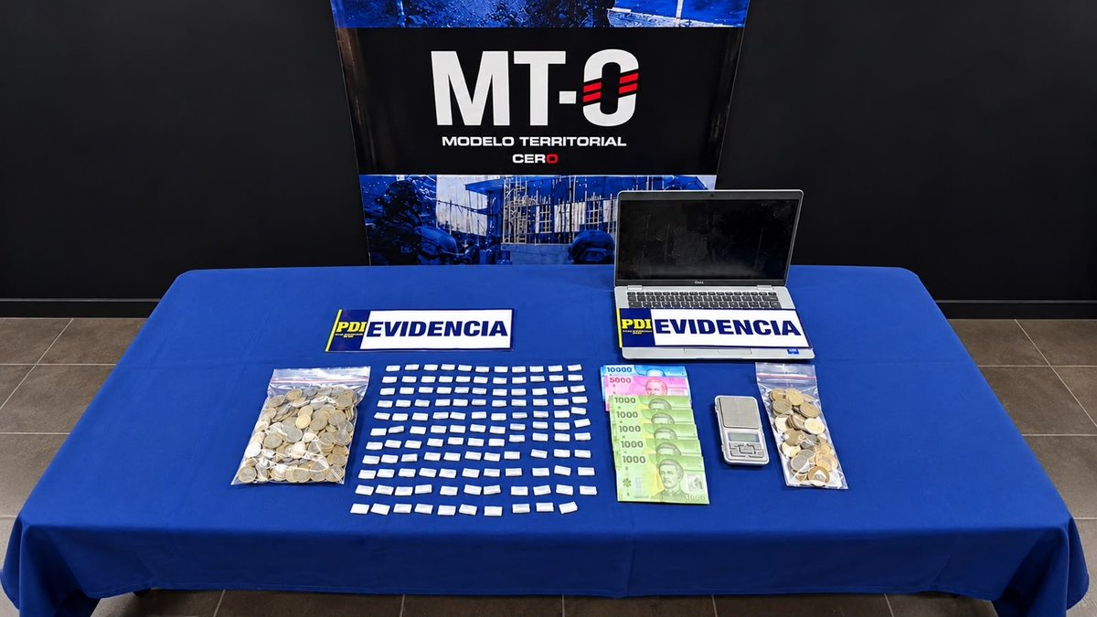 PDI_Maule's tweet photo. 🚨 Equipo Modelo Territorial Cero (MT-0) #Curicó detuvo a 2 personas en población Prosperidad: una por microtráfico, tras incautar 33,03 gramos de cocaína base, y otra por mantener una orden de detención pendiente por amenazas. Además, recuperó un notebook sustraído desde CONAF. https://t.co/gIUXfTz0z4