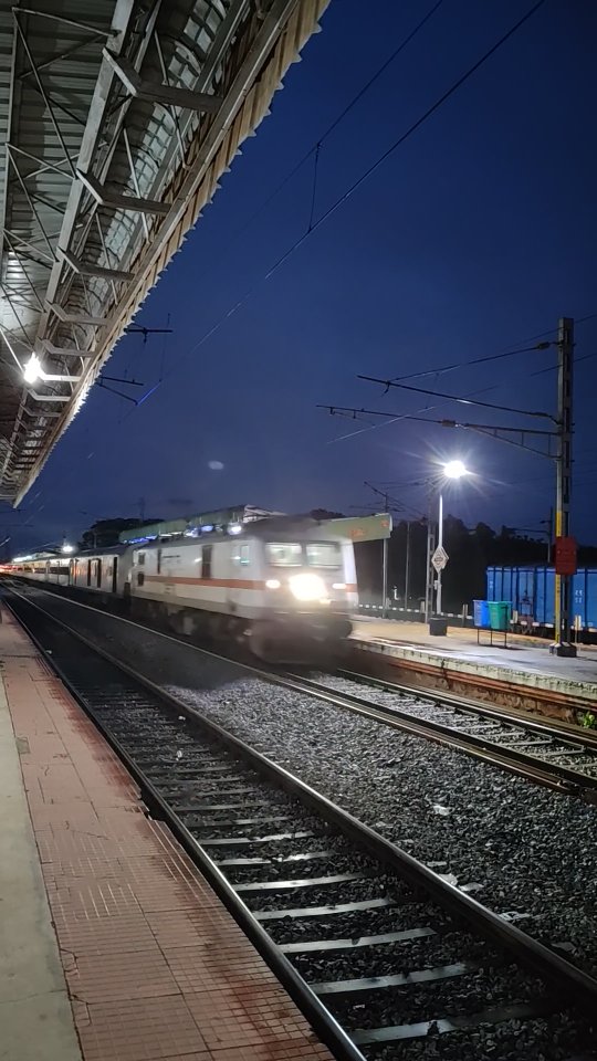 eborahD862630's tweet photo. 16590 Rani Chennamma Express skipping Chikkabanavara Railway Station, Bengaluru, in the early morning. https://t.co/5jQl3ax6NB