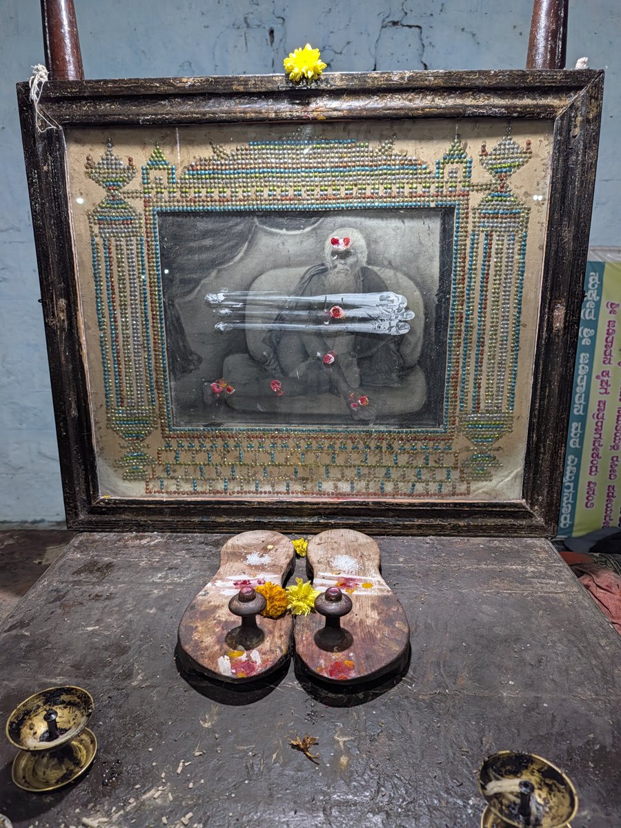 MallikarjunaNH's tweet photo. ಎಮ್ಮಿಗನೂರು ಜಡೆಸಿದ್ದ ಶಿವಯೋಗಿ(1809-1899) ಅವರ ಗದ್ದುಗೆ. He is the Guru of All India Veerashaiva Lingayat Mahasabha founder Sri Hanagal Kumaraswamy. This place is around 15 kms to my home, Jadesha, Jademma, Jadeppa are common names in United Ballari, Koppala and Raichur districts. 🙏 https://t.co/Rs6FjohA1Y
