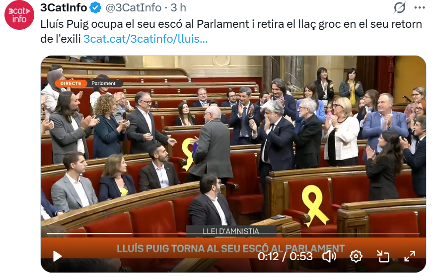 JoanTerre's tweet photo. Al vídeo es veu clarament com Sílvia (@orriolsderipoll) i Rosa (@RosaMaSoberana), les dues diputades d’@CatalunyaAC, aplaudeixen el retorn de Lluís Puig al @parlamentcat. 
Aleix Clarió (@aleixclario), assessor en comunicació digital vinculat a Junts i a l’entorn de Puigdemont, deia que Aliança l’ignoraria. Els fets desmenteixen el relat.