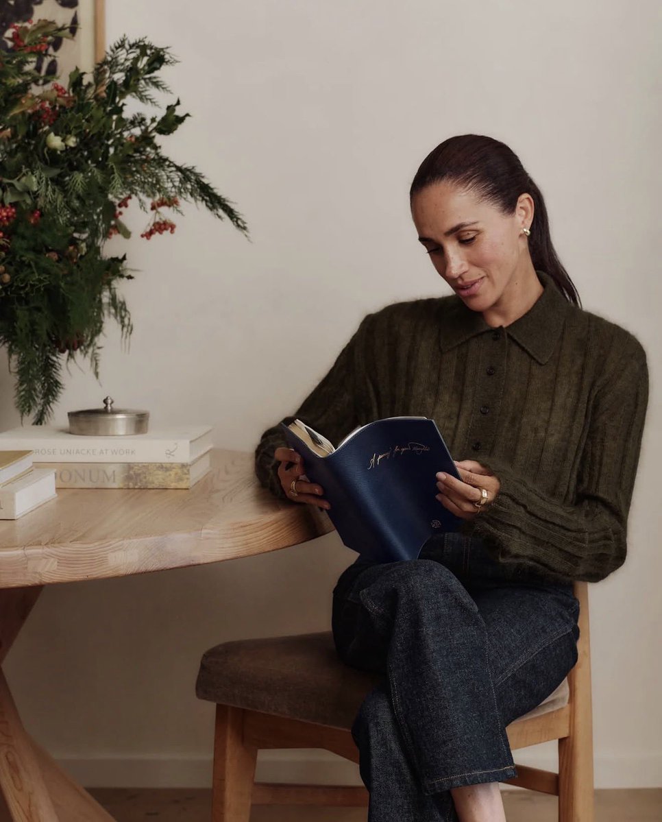 rebecca_sussex's tweet photo. Meghan’s As Ever is keeping the holiday magic going ✨ The Holiday Collection: Chapter Two drops today: Trellis linens, a porcelain tea set, a two-wick holiday candle, curated gift baskets, and even a raspberry-spread squeaker toy for your pup 🐶🎁

https://t.co/Ao0gcWI7jv https://t.co/FIZPTDP1X3
