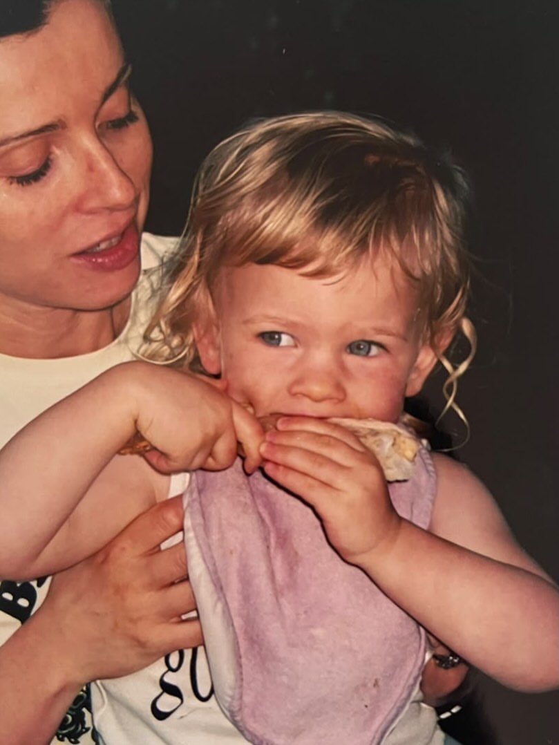 esthermcgbra's tweet photo. Esther McGregor via Instagram. 

“Não mudou e nem vai mudar muita coisa, ainda vou estar comendo frango no colo da minha mãe, brincando com o cabelo da minha mamina e, obviamente, usando perucas divertidas... Estou animada para os 25! :)” https://t.co/ItdGiiOhLo