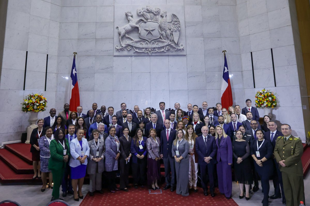 Senado_Chile's tweet photo. 🌎🛡️ Valparaíso es sede del Segundo Encuentro de la Red Parlamentaria de Seguridad de #ParlAmericas.

🤝 El foco está en fortalecer la cooperación internacional frente al crimen organizado, la violencia y otros fenómenos transnacionales.

💬 El presidente de Parlamericas @ifloressenador destacó el rol de los parlamentos en la defensa de la democracia y la seguridad. En tanto, el vicepresidente del Senado @ivanmoreirab planteó avanzar hacia mecanismos permanentes de coordinación entre países.

#SenadoChile #Seguridad