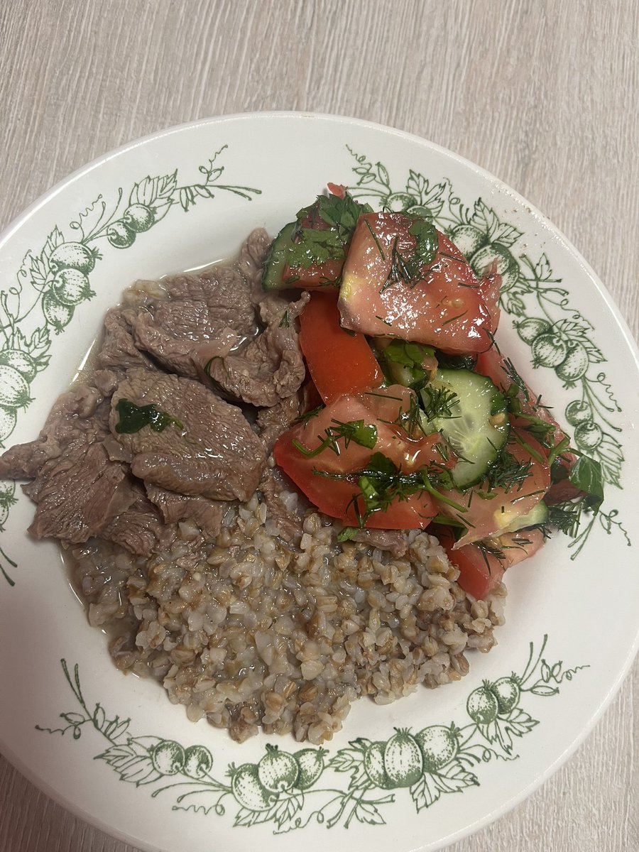klepka07's tweet photo. На ужин сегодня гречка с гуляшом и салатиком 
Получилось оч вкусно https://t.co/DEn7dzsrVK