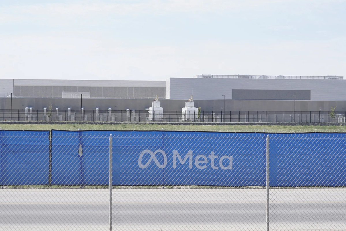 StockMKTNewz's tweet photo. Meta Platforms $META said it has agreed to spend ~$825 Billion in the future on leases and contracts, many of them related to computing power and AI infrastructure - Bloomberg https://t.co/7u1aljv7BY