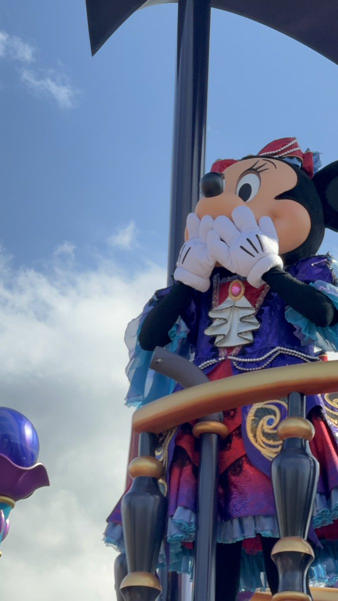 bbb__69's tweet photo. 本日でDハロ5泊6日終了◎
１日だけ暴風に吹かれたけどそれ以外は十分過ぎました🥺5泊目客室調整でミニーマウスルームにアップグレードしてもらえて嬉しかったなあ🥺来年もフレンジーなら1stまで競歩できる体力つけにジム通います☝️大団円！ https://t.co/eOr7y11vtA