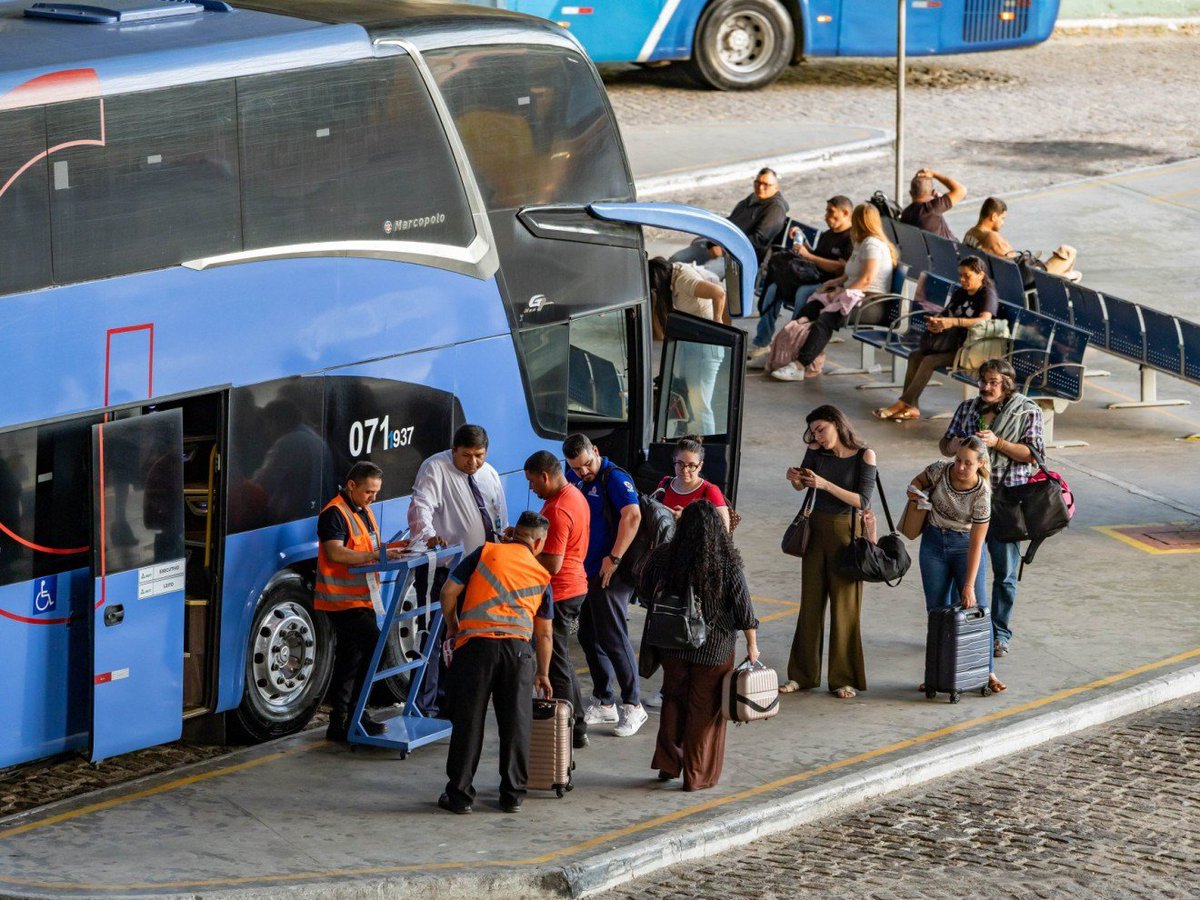 opovo's tweet photo. Procura por passagens grátis de ônibus no Ceará sobe de 568 no 1º para mais de 15 mil no 2º turno. 

Há ainda aumento na procura por passagens pagas 

Lei garante transporte gratuito intermunicipal no Ceará. Saiba como solicitar:
https://t.co/ZfZdyx6PkE