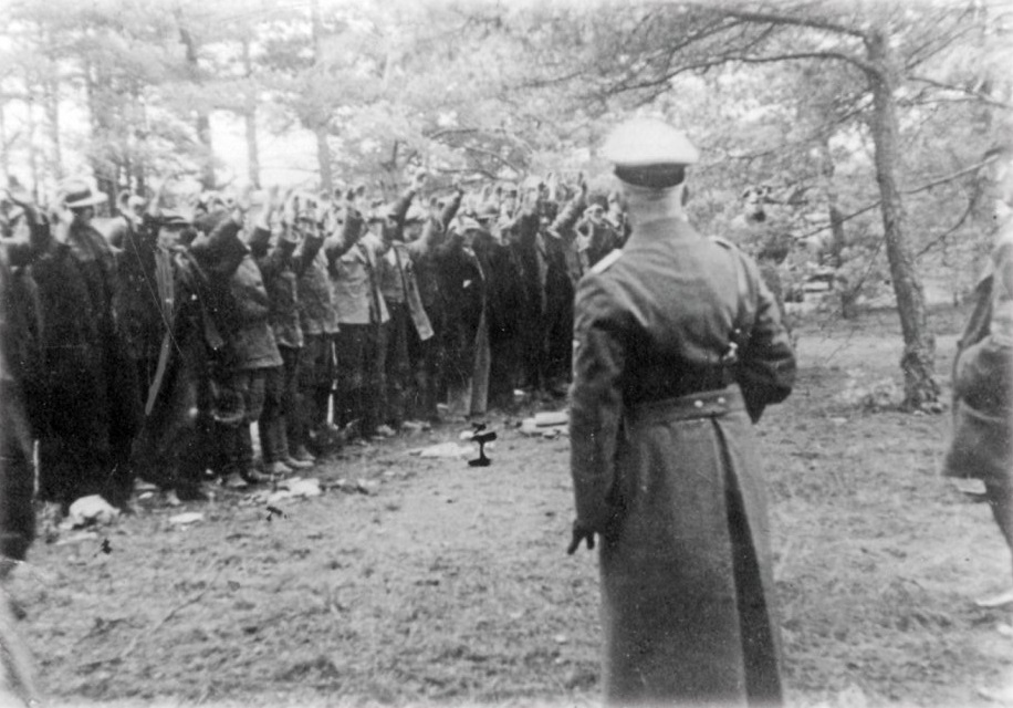 ajedrzak's tweet photo. 21 października 1939 r. niejaki Hugo Fritz upił się i zaprószył ogień w swoich budynkach gospodarczych w Piastoszynie w pobliżu Tucholi, a zaraz potem zmarł, prawdopodobnie na zawał serca, próbując ugasić pożar.

Nie obchodzi mnie to, że nietrzeźwy Niemiec upuścił cygaro w swojej stodole, ale konsekwencje dla polskich mieszkańców polskiego terytorium, dekretem Hitlera z 8 października wcielonego do Rzeszy, już tak.

Selbstschutz Westpreußen i jego dowódca Ludolf von Alvensleben potraktowali pożar jako pretekst do zorganizowania w następnych dwóch tygodniach szeregu masakr na Polakach, zwłaszcza inteligencji. 

Było ich co najmniej sześć, wszystkie w tym samym lesie w Rudzkim Moście pod Tucholą. Powojenne ekshumacje ujawniły tam sześć grobów, a w nich 236 ciał. To nie wszyscy. Brakuje ponad 100 osób.

Von Alvensleben uciekł po wojnie do Argentyny, we wniosku wyjazdowym podając narodowość polską. RFN zrezygnowała z żądania ekstradycji. Zmarł jako wolny człowiek w 1970 r. 

Dwa niemieckie zgony z przyczyn naturalnych, a między nimi setki okrutnych morderstw na Polakach. O nich też niemiecki podręcznik do historii nie wspomina.