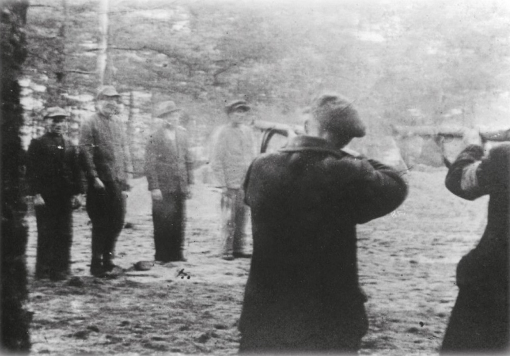 ajedrzak's tweet photo. 21 października 1939 r. niejaki Hugo Fritz upił się i zaprószył ogień w swoich budynkach gospodarczych w Piastoszynie w pobliżu Tucholi, a zaraz potem zmarł, prawdopodobnie na zawał serca, próbując ugasić pożar.

Nie obchodzi mnie to, że nietrzeźwy Niemiec upuścił cygaro w swojej stodole, ale konsekwencje dla polskich mieszkańców polskiego terytorium, dekretem Hitlera z 8 października wcielonego do Rzeszy, już tak.

Selbstschutz Westpreußen i jego dowódca Ludolf von Alvensleben potraktowali pożar jako pretekst do zorganizowania w następnych dwóch tygodniach szeregu masakr na Polakach, zwłaszcza inteligencji. 

Było ich co najmniej sześć, wszystkie w tym samym lesie w Rudzkim Moście pod Tucholą. Powojenne ekshumacje ujawniły tam sześć grobów, a w nich 236 ciał. To nie wszyscy. Brakuje ponad 100 osób.

Von Alvensleben uciekł po wojnie do Argentyny, we wniosku wyjazdowym podając narodowość polską. RFN zrezygnowała z żądania ekstradycji. Zmarł jako wolny człowiek w 1970 r. 

Dwa niemieckie zgony z przyczyn naturalnych, a między nimi setki okrutnych morderstw na Polakach. O nich też niemiecki podręcznik do historii nie wspomina.