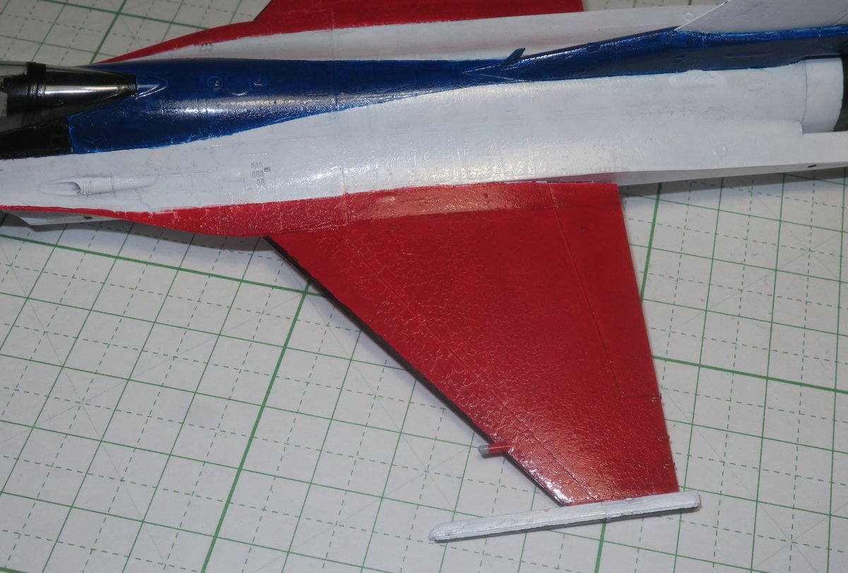 nyoshinori's tweet photo. #tamiya F-16CJ Block 50(その19)。デカールを貼る準備として#GSIクレオス の #アクリジョン のクリアーを塗装。ここで問題発生。クリアー乾燥後、下地にひび割れ発生。#scaleaircraftmodel #scaleaircraftmodelling #scalemodel #scalemodelling #straightfromthebox #デル #素組み #牛歩モデリング https://t.co/BSKD9UJsiY