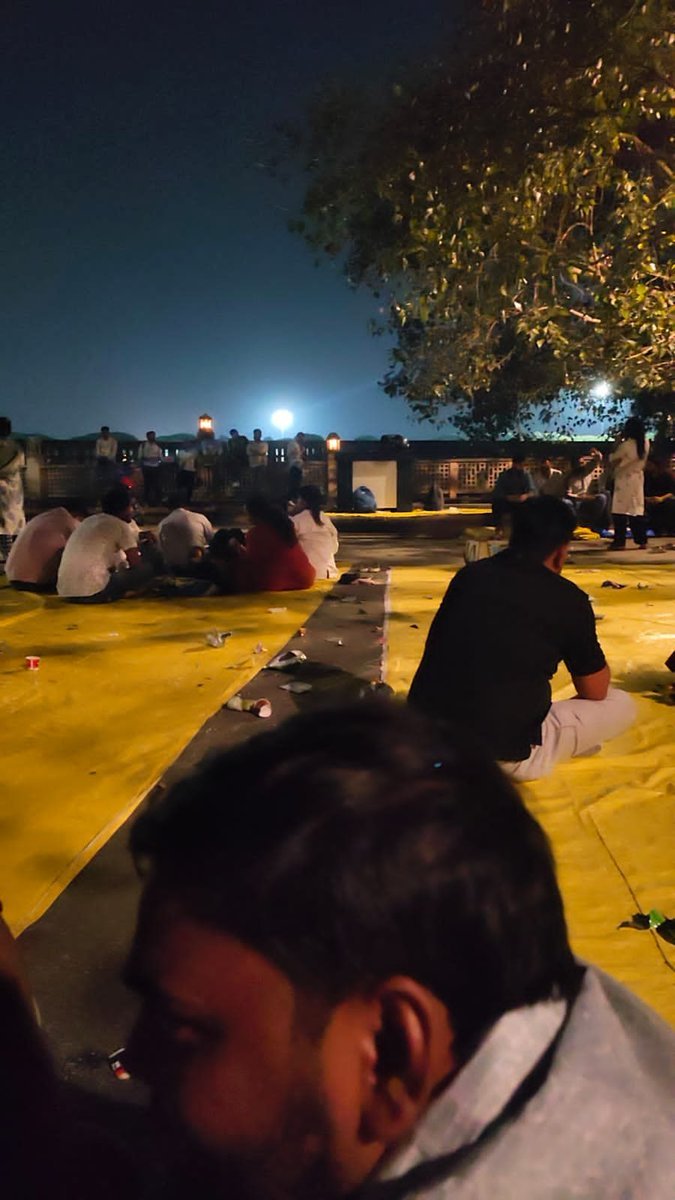 Pragati68293878's tweet photo. रात ढल रही है, पर इंसाफ की आस अभी बाकी है। खुले आसमान के नीचे एक आस लगाए बैठे हैं सभी CHO साथी। 25 दिन का यह संघर्ष रंग लाएगा। 🩺✨ #CHO_Protest_Day25
@CMOfficeUP 
@PMOIndia 
@JPNadda https://t.co/1Yc7Dk89JX