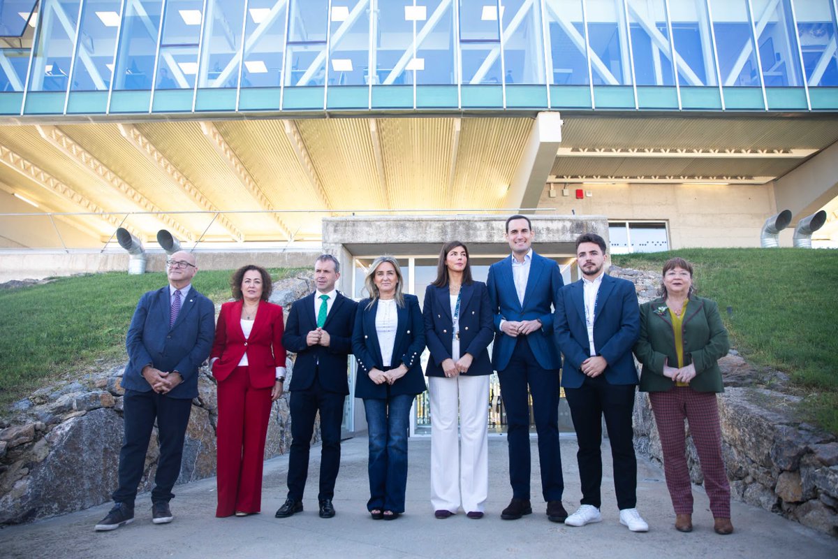 educaciongob's tweet photo. La ministra @milagrostolon ha visitado esta mañana en Jaén las aulas de formación y el Centro de Operaciones de Ciberseguridad de la Fundación @Innovasur.

Ha destacado el papel que desempeña la institución en el desarrollo de la #FP Dual.

Más info👉https://t.co/Da1YcCXy90 https://t.co/MeAH9O6iOo