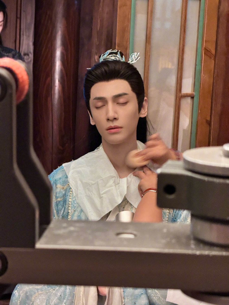 kngyunxiyiran's tweet photo. 261022. #LuoYunxi Weibo Update.
English ver💜
...... (cut)... 
" I am deeply grateful to every partner in front of and behind the scenes of the production team, who carefully built this mysterious, ancient flavored world of investigation. This period of filming was immersive, joyful, and truly unforgettable.  

Thanks also to every viewer who followed the drama and entered the story. Thank you for accompanying Li Si as he unraveled the threads and solved the cases, for appreciating his humor, and for empathizing with the weight and perseverance hidden in his heart. Your fondness for Li Si is truly precious.  

All the disturbances of the world are but a game, every fog will eventually clear. The road is long and full of obstacles, but only by holding true to one’s heart can one walk steadily and far.  

Borrowing Li Si’s words, I bid farewell:  
‘I am Qingyang’s Divine Catcher of the Divine Catcher Bureau, and also Li Si, a commoner of the jianghu.’  

From now on, the mountains and rivers are open, the mist has dispersed. May we all hold true to our hearts, discern truth from falsehood, and protect our own peace in this complex world. Li Si, through mountains and waters, it was a blessing to meet. We, shall meet again in the jianghu. "

👉🏻 https://t.co/uCIUwgIBQu

#罗云熙 #หลัวหยุนซี #라운희 #魅影神捕 #ShadowPunisher