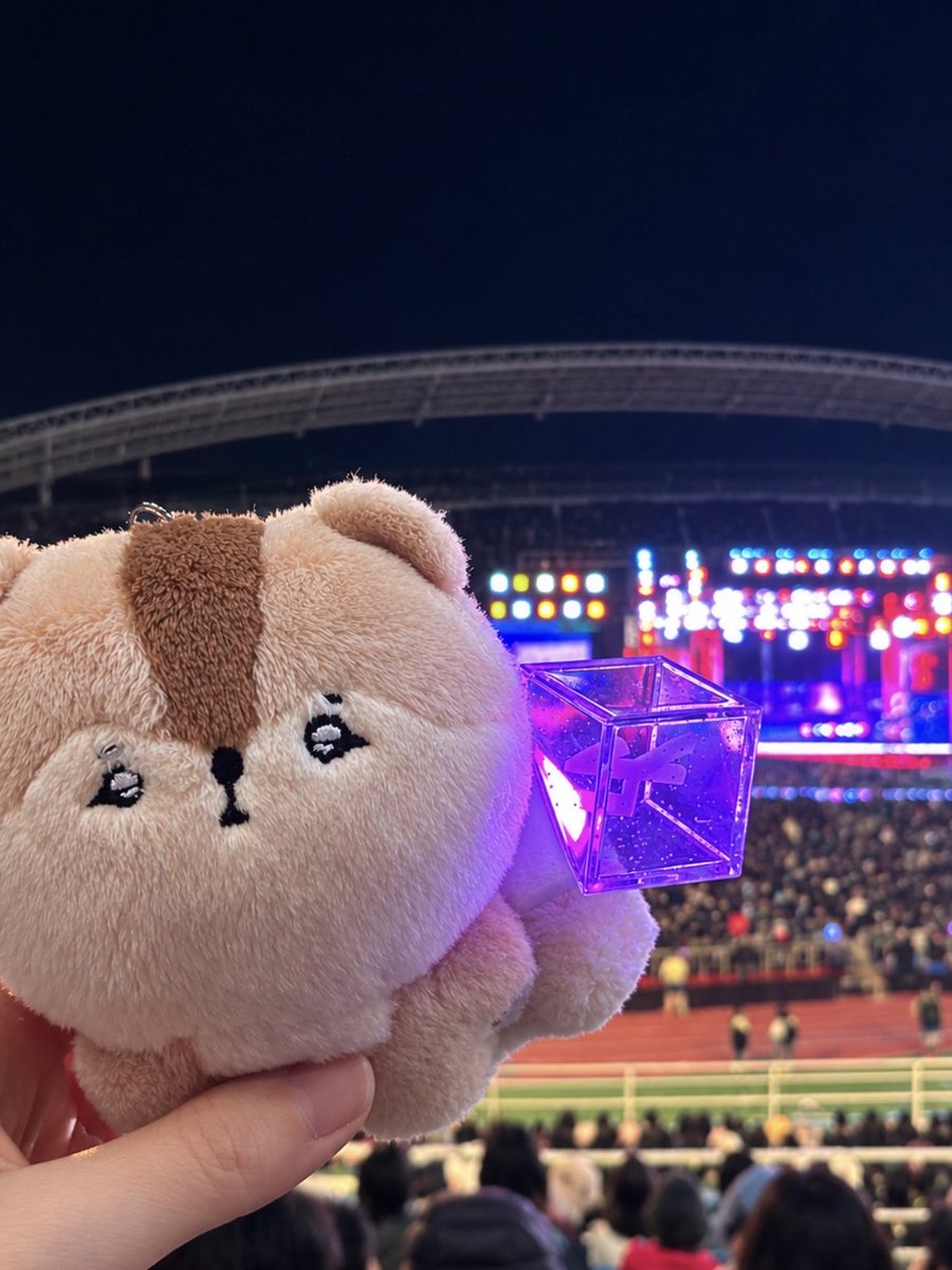 1215_genie's tweet photo. 마냥 서성이는 날 보시고는 표 없냐며 내 손에 티켓 쥐어주신 어르신 덕분에 들어갔는데, 옆자리 여성분은 누구 응원봉인지 물으시더니 나만큼 준수를 기다리고 환호해주시고🥹미니 코코봉 드리니까 열심히 흔드시고 사진도 찍으시며 좋아하셨다ㅠㅠ따뜻한 안산 시민분들 덕분에 더 즐거웠어요🩷🤍 https://t.co/4kFmjFVnZ4