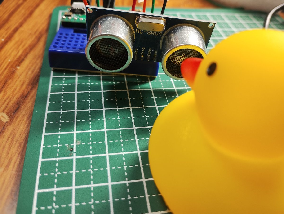 TororoLab's tweet photo. ◆超音波距離センサー HC-SR04 HC-SR04
・気分転換に、CH552E（５V)と超音波距離センサー 。
・数値がかなりばらけるので、ちゃんと測れていないような気がします😅
・王道のArduino UNO（互換機だけど）とライブラリを使ってみたほうがよさそう。
・気分転換にはなった…ということにしよう！😊 https://t.co/AIt7fWrxiE