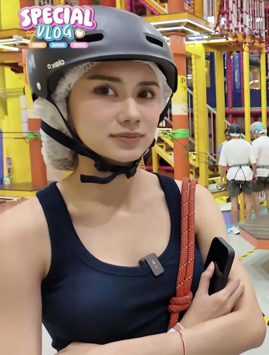 kaitommootun's tweet photo. bam 🐰: by the way, lena looks like bob the builder.👷🏻‍♀️

GIRL BYEEE 😭😭 https://t.co/IE2sPTWRbi