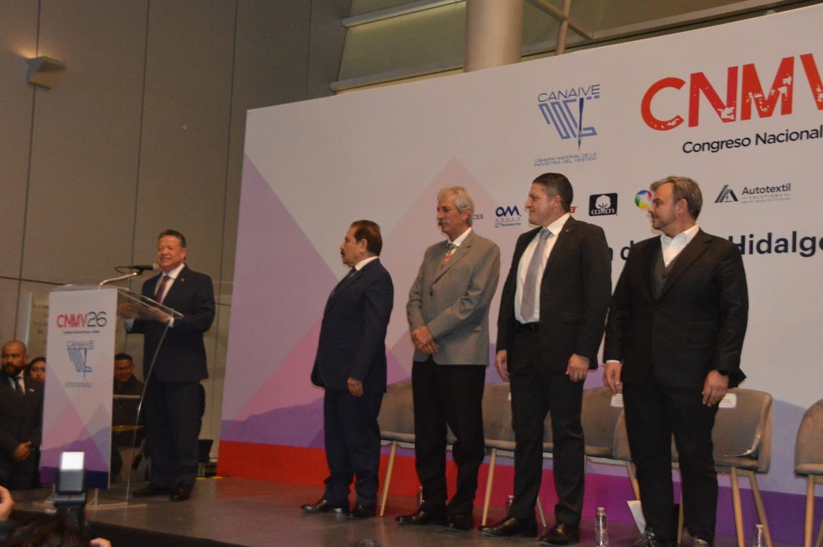 CONCAMIN's tweet photo. El día de ayer, en Pachuca, Hidalgo, en representación del presidente de la #CONCAMIN, Alejandro Malagón Barragán, @AMalagonB, el tesorero de la Confederación, Juan Alberto Porras Brambila, @porras_juan, asistió a la inauguración del Congreso Nacional Moda y Vestido 2026, organizado por @canaive, que preside José Pablo Maauad Pontón.

El encuentro fue encabezado por el gobernador de Hidalgo, Julio Menchaca Salazar, @juliomechaca_ y contó con la presencia de Rafael Torre Lamuño, presidente de @CANAINTEX_MX, así como de empresarios y representantes de la industria textil y de la confección.

En su mensaje, Juan Alberto Porras destacó, a nombre del presidente Malagón, las oportunidades que ofrece el Plan México para fortalecer la producción nacional, ampliar las compras de productos hechos en México y abrir nuevos espacios de crecimiento para las empresas del sector.