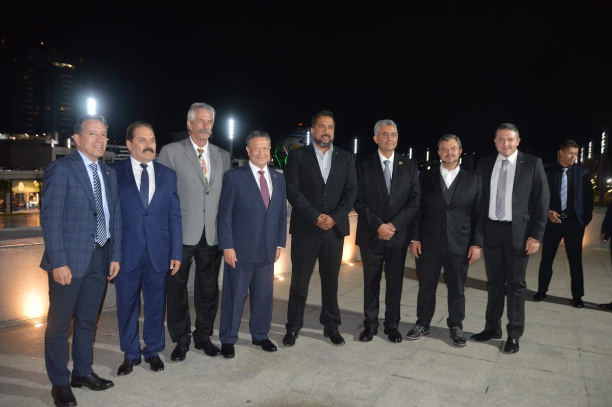 CONCAMIN's tweet photo. El día de ayer, en Pachuca, Hidalgo, en representación del presidente de la #CONCAMIN, Alejandro Malagón Barragán, @AMalagonB, el tesorero de la Confederación, Juan Alberto Porras Brambila, @porras_juan, asistió a la inauguración del Congreso Nacional Moda y Vestido 2026, organizado por @canaive, que preside José Pablo Maauad Pontón.

El encuentro fue encabezado por el gobernador de Hidalgo, Julio Menchaca Salazar, @juliomechaca_ y contó con la presencia de Rafael Torre Lamuño, presidente de @CANAINTEX_MX, así como de empresarios y representantes de la industria textil y de la confección.

En su mensaje, Juan Alberto Porras destacó, a nombre del presidente Malagón, las oportunidades que ofrece el Plan México para fortalecer la producción nacional, ampliar las compras de productos hechos en México y abrir nuevos espacios de crecimiento para las empresas del sector.